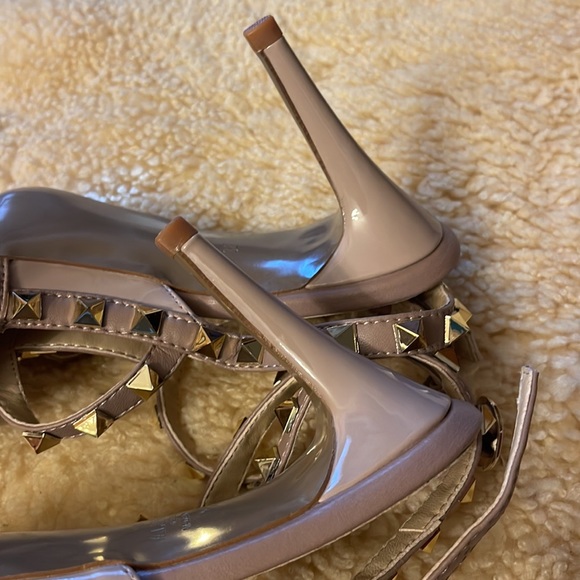 Gorgeous patent leather caged stud heels - Picture 5 of 5